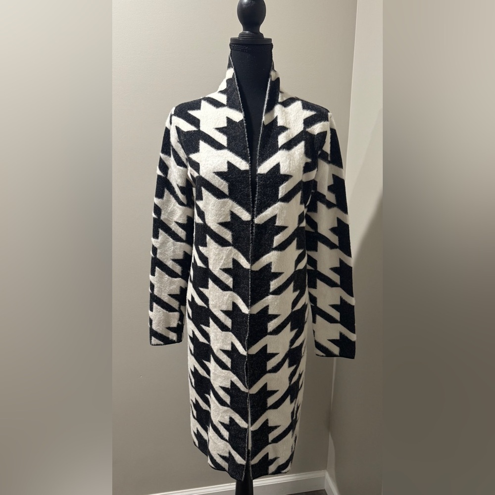 Philosophy Black & White Geometric Cardigan Womens size‎ Small classy luxurious!